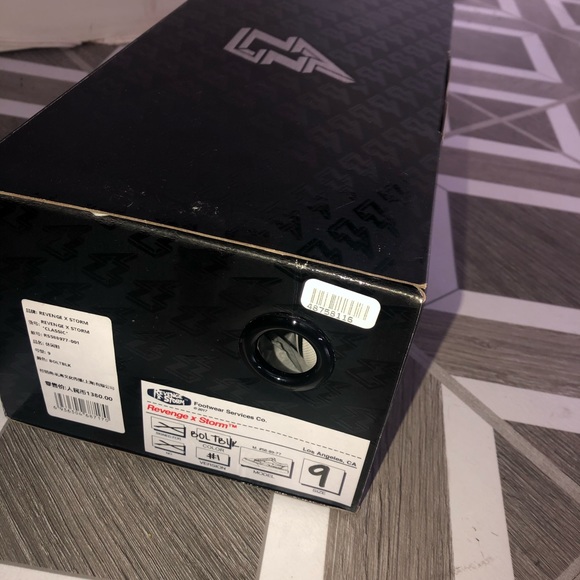 Reveng storms  reflective. Ds size 9 - Picture 4 of 4